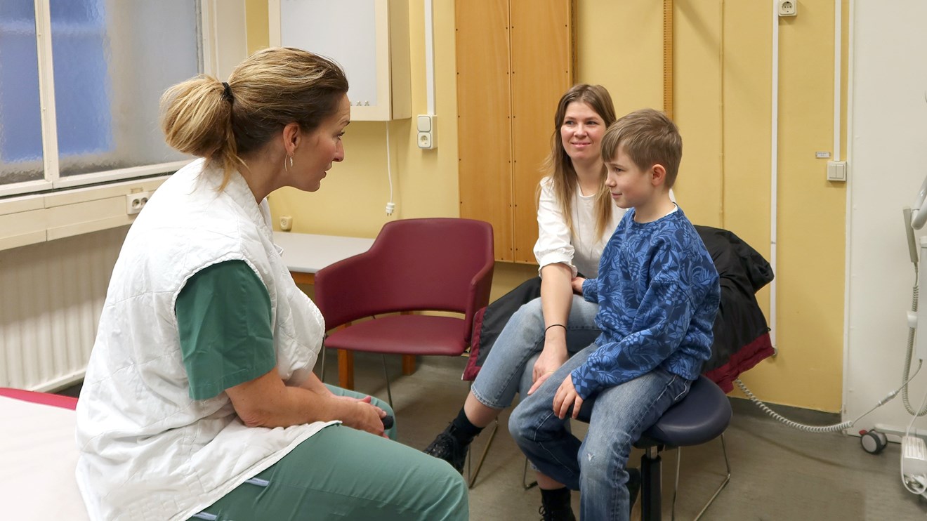 Ett barn och en mamma pratar med en doktor