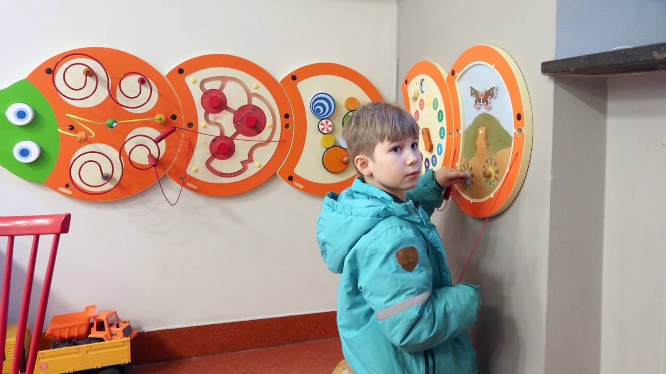 Ett barn i ett väntrum