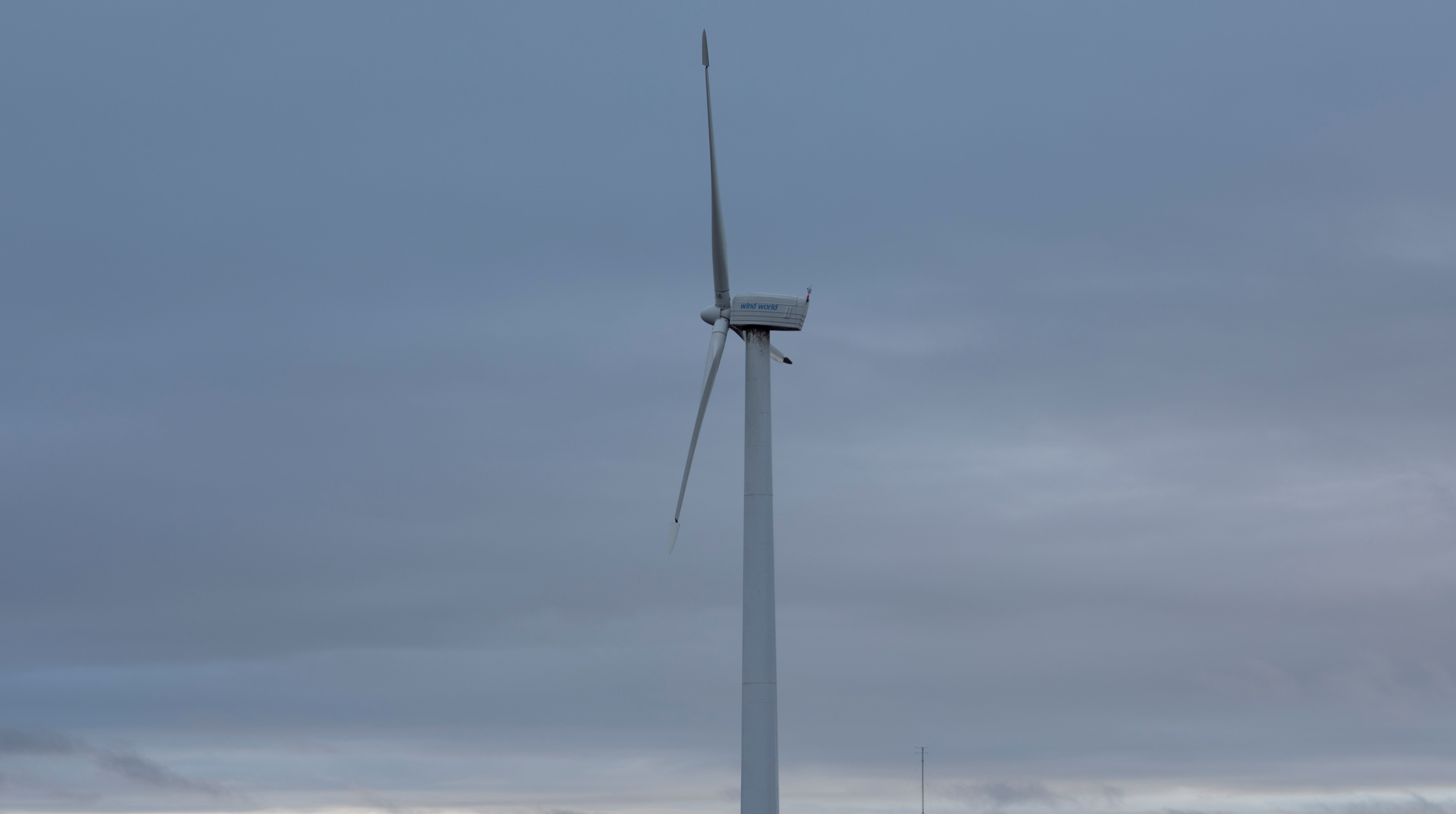 Vindkraftverk mot grå bakgrund