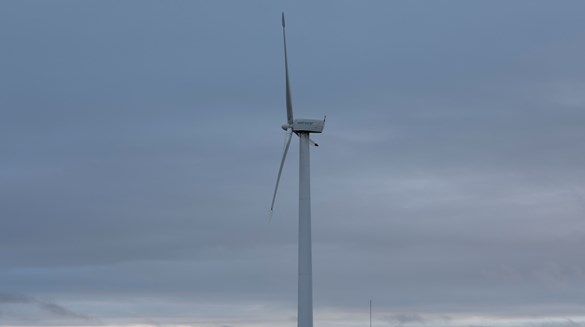 Vindkraftverk mot grå bakgrund