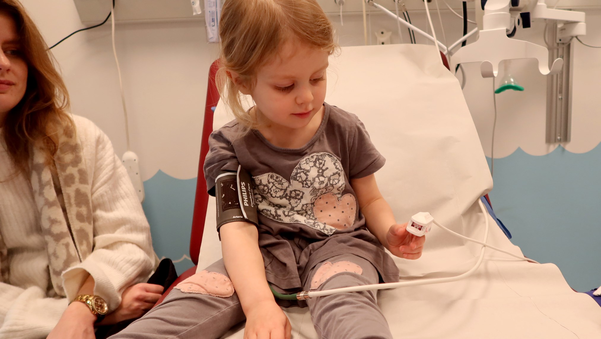 Ett barn med en klämma på fingret