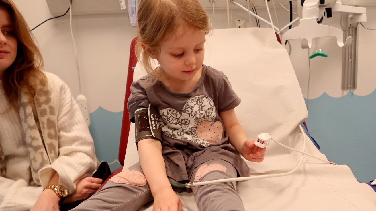 Ett barn med en klämma på fingret