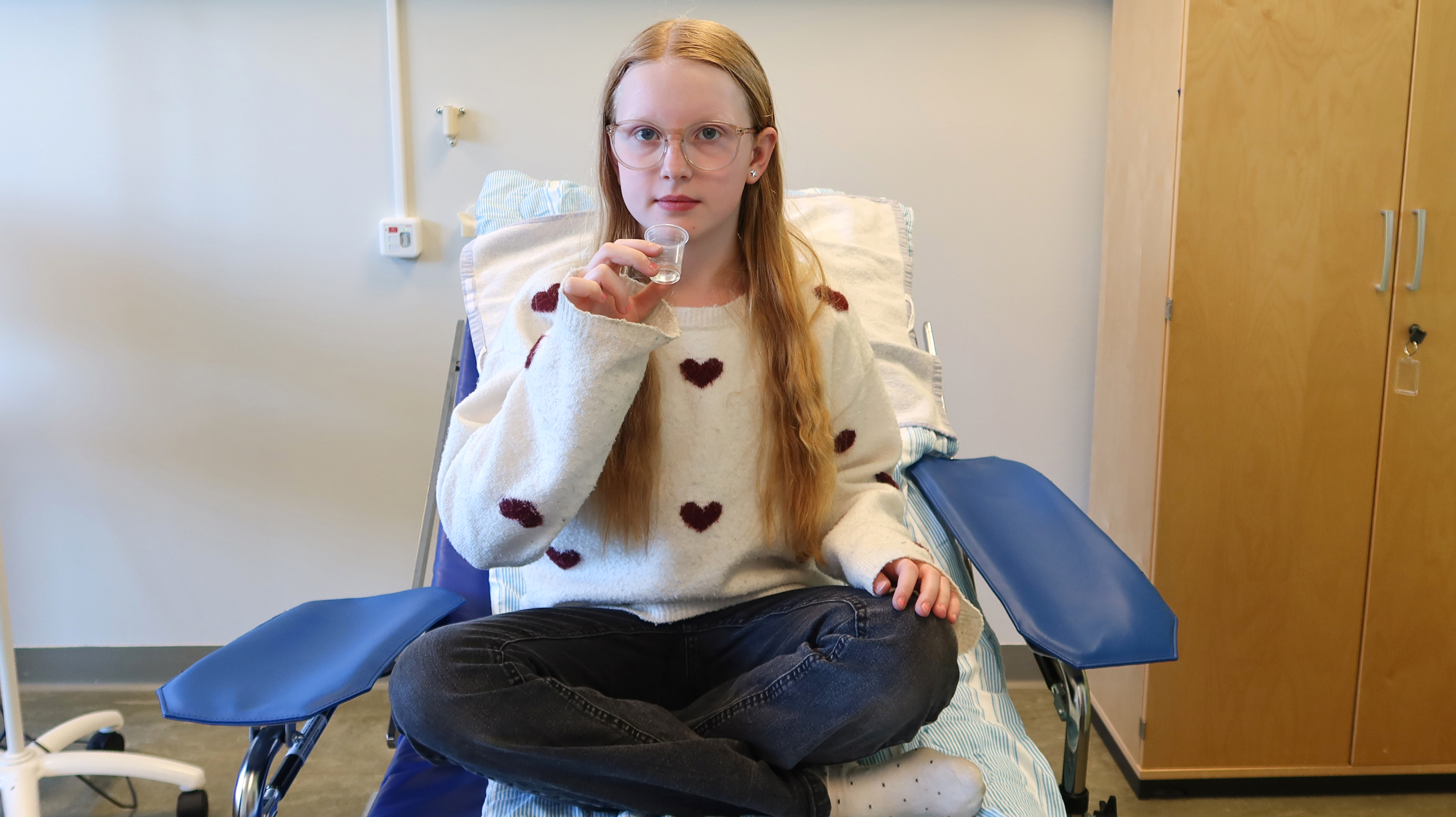 Ett barn ska ta medicin