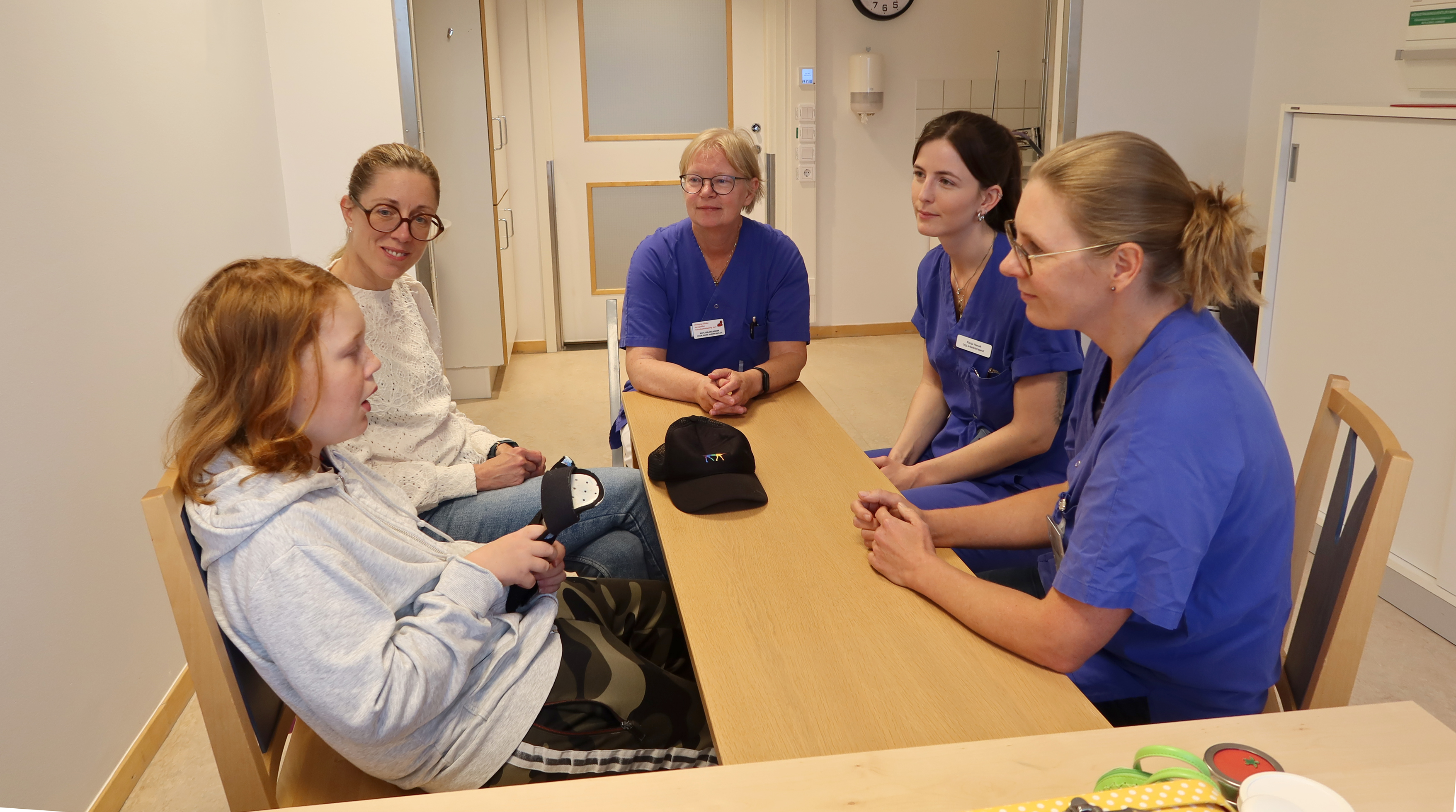 Ett barn berättar på ett möte med vårdpersonal