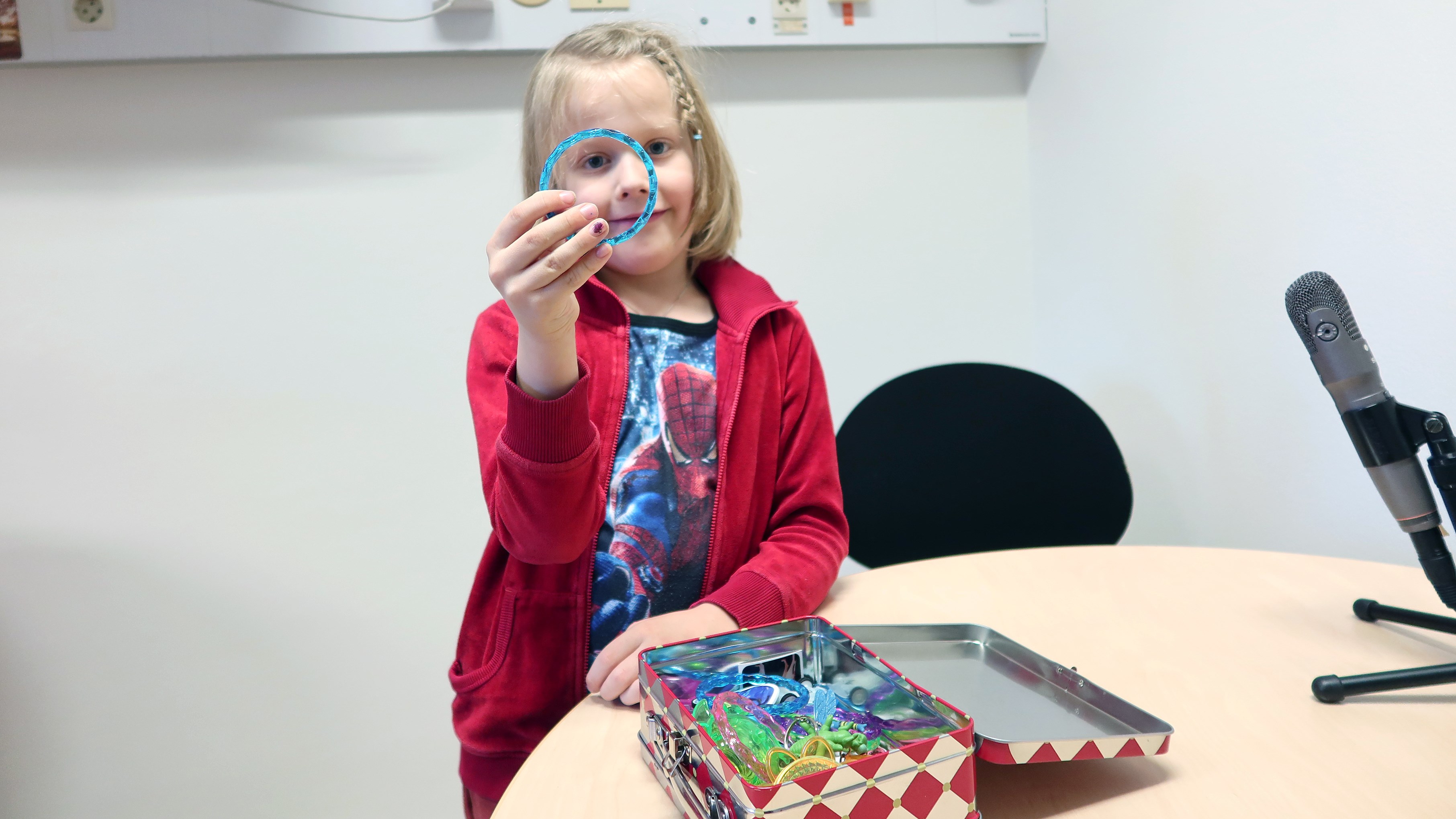 Ett barn har valt en present ur en låda