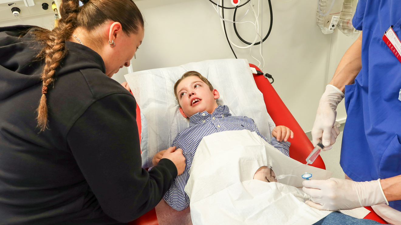 En pojke med en slang i magen