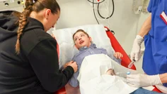 En pojke med en slang i magen