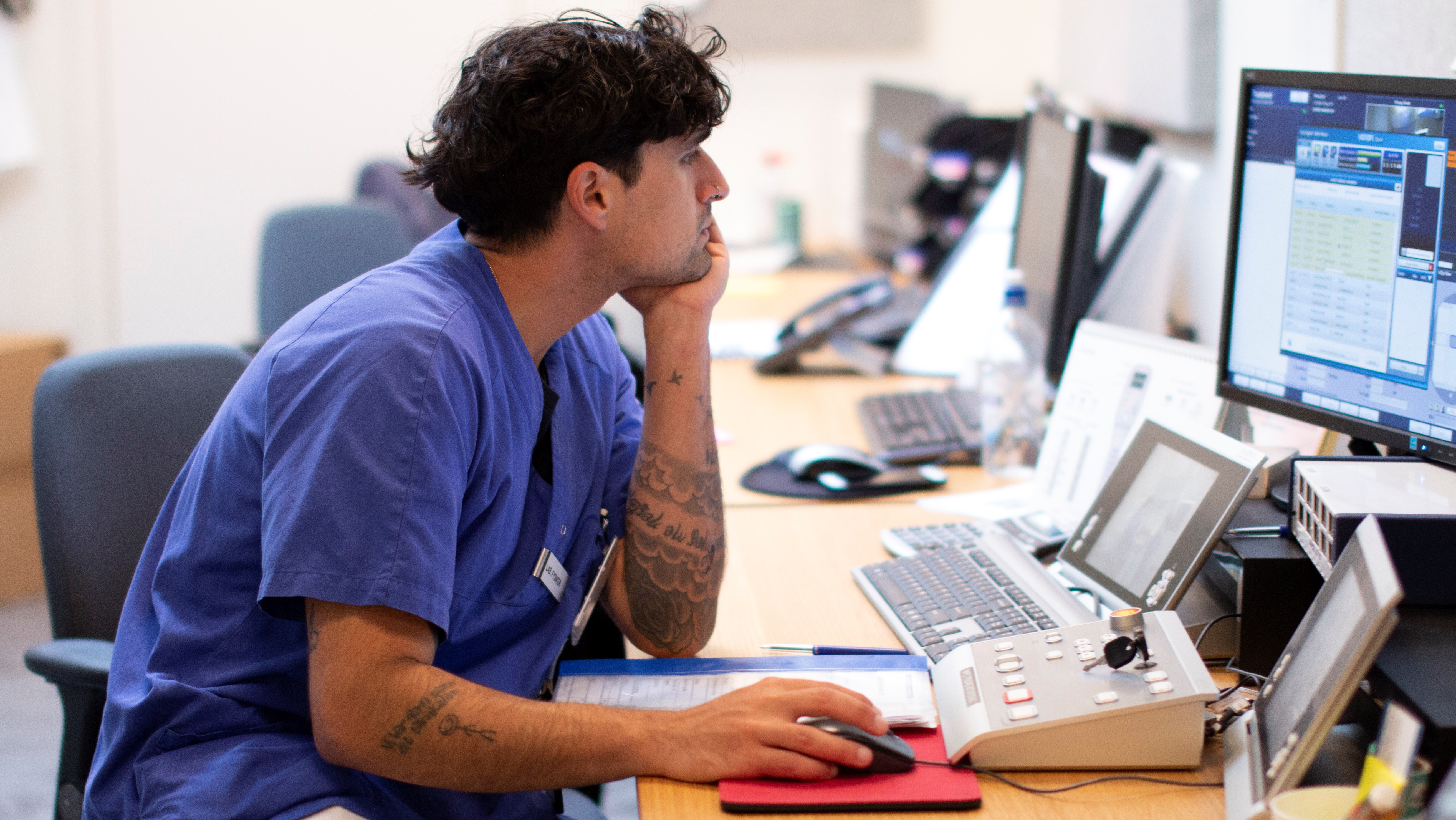 En manlig labbfysiker sitter och tittar på en datorskärm