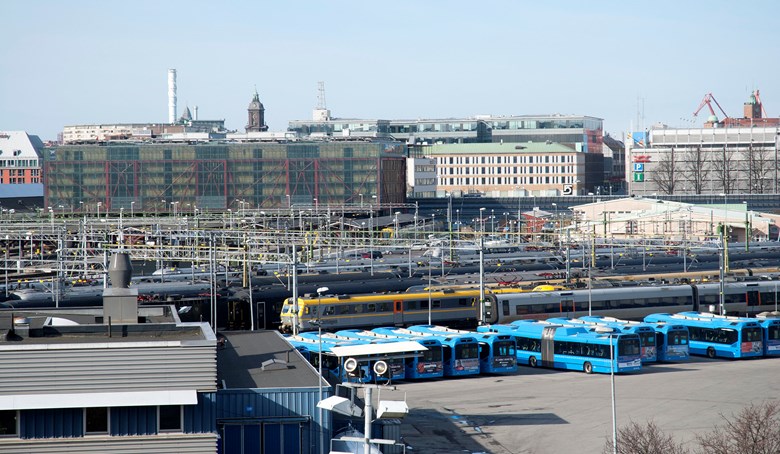 Utsikt över tåg och bussar
