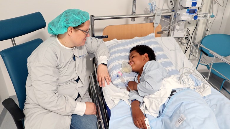 Ett barn håller på att vakna efter operation