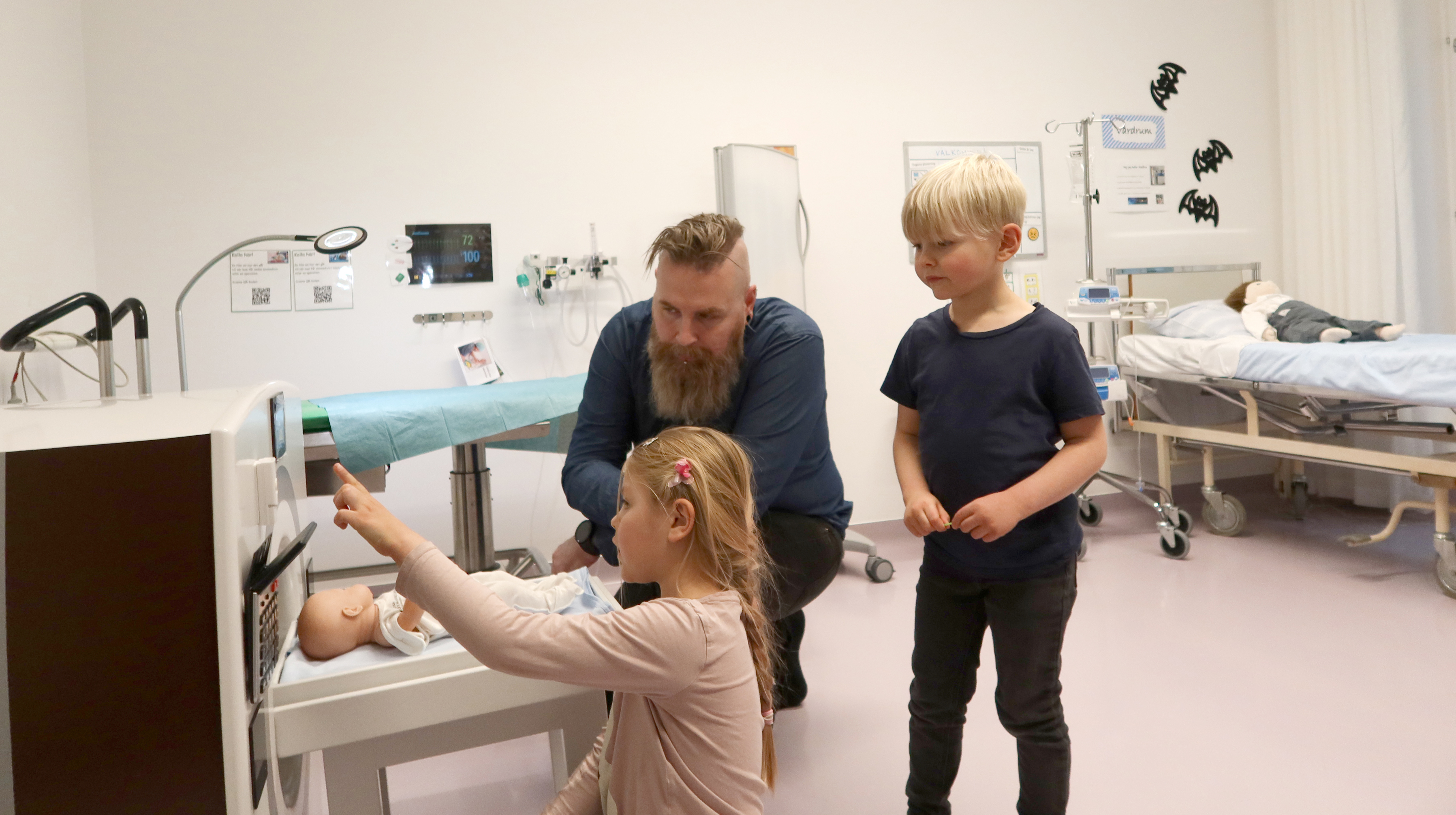 Två barn leker på lekterapin