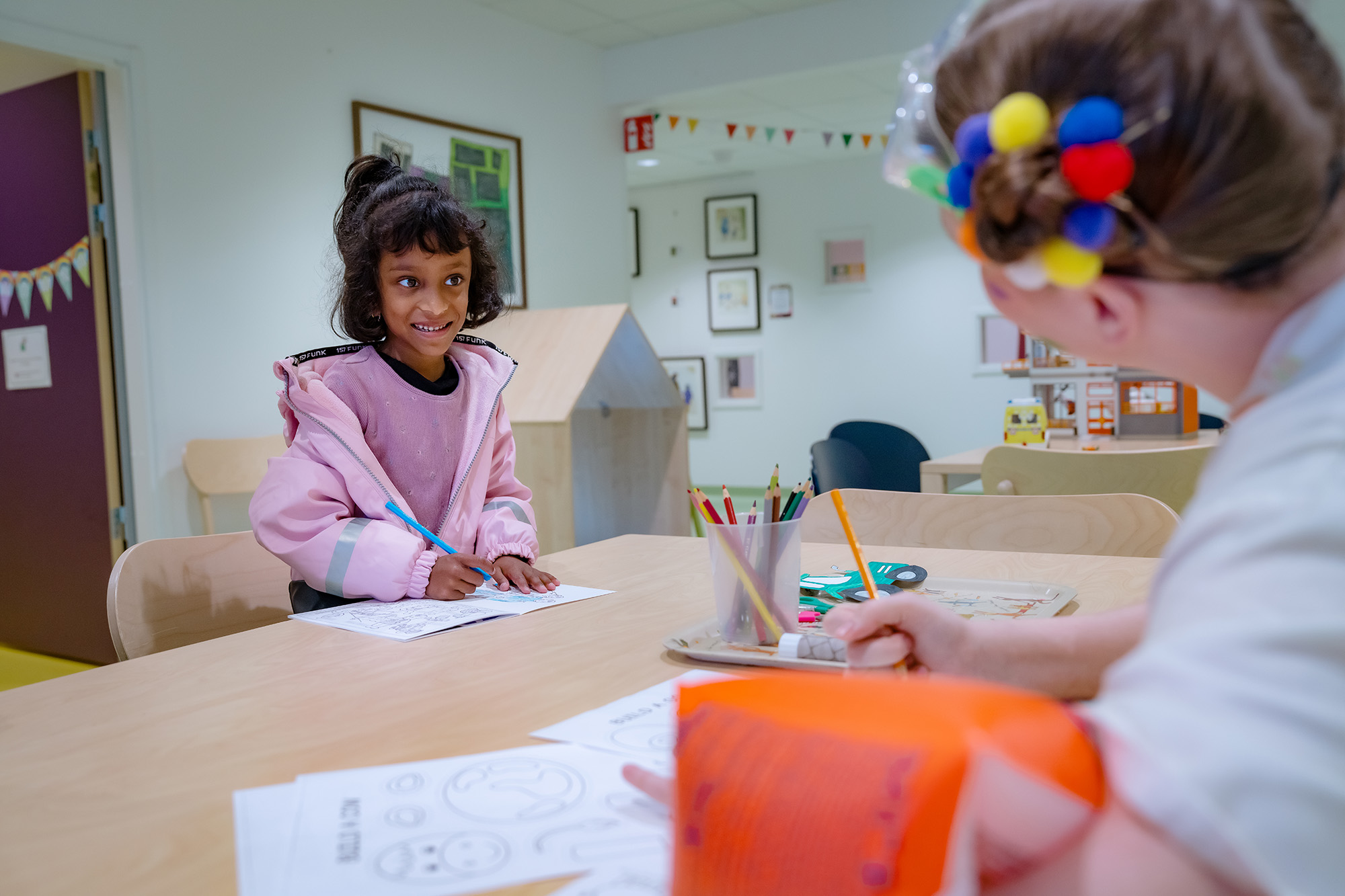 A child playing with the hospitals perfomance artist.