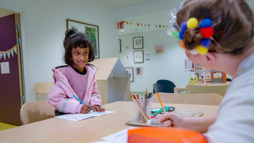 A child playing with the hospitals perfomance artist.