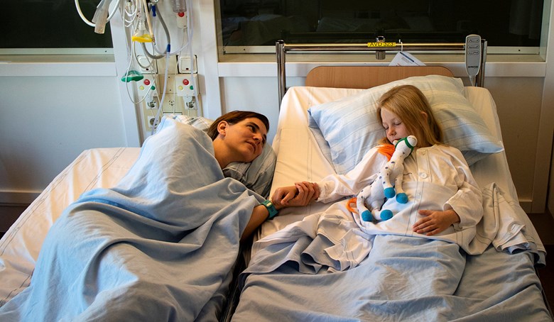Ett barn och en mamma i varsin sjukhussäng