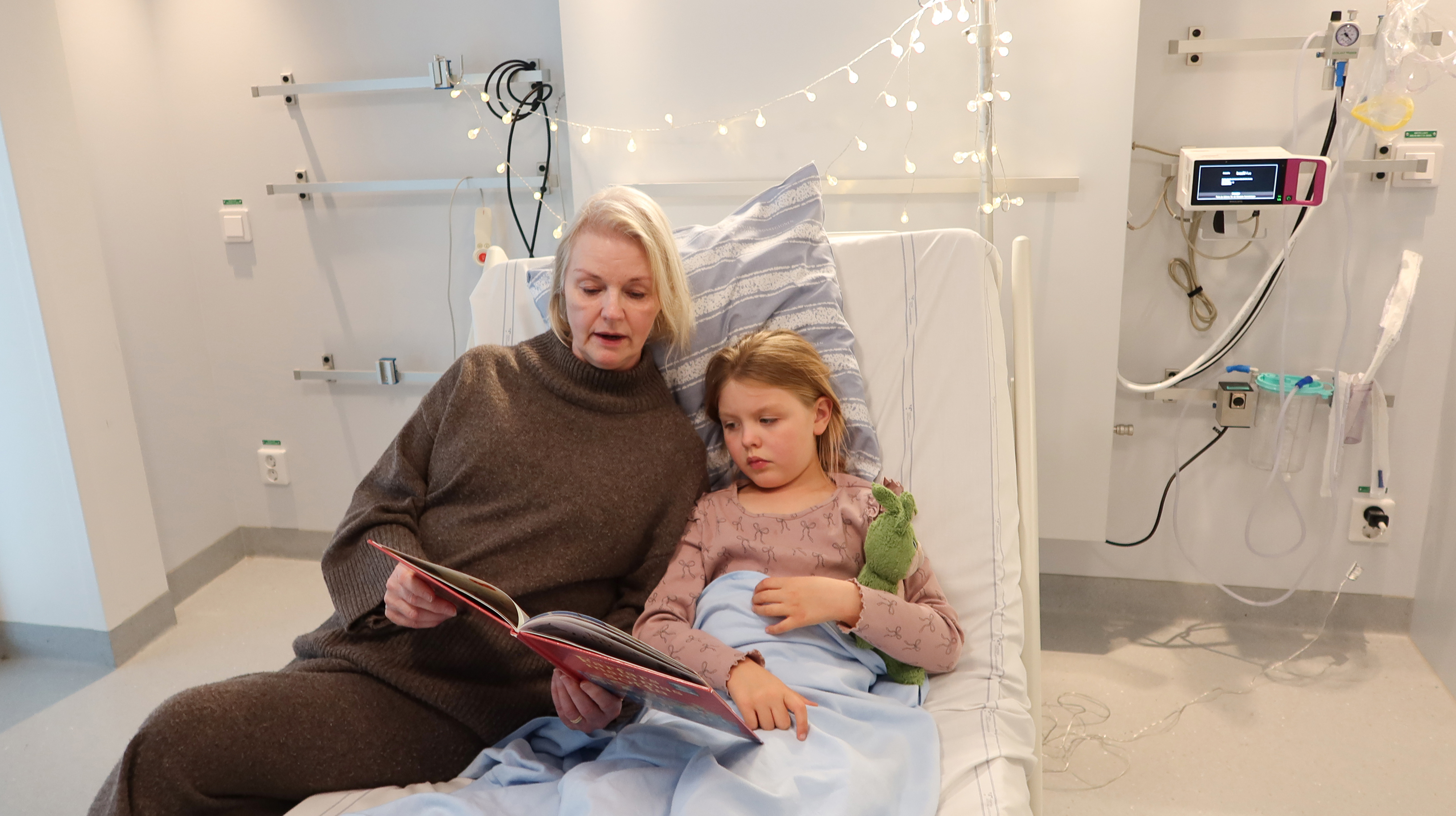 Ett barn och hennes mormor i en sjukhussäng