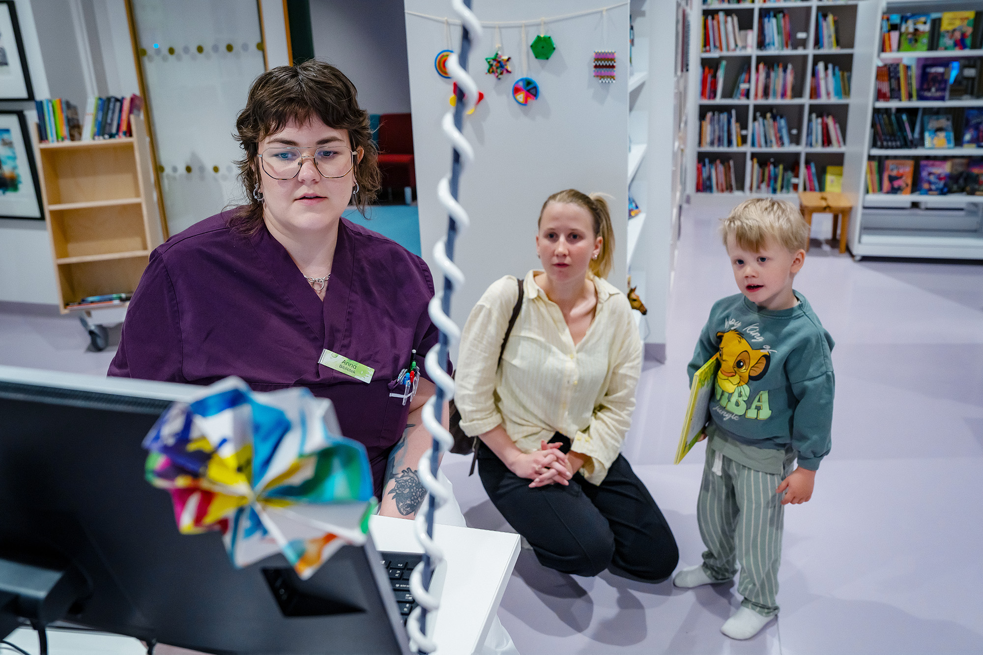 A mother and child with the hopsitals librarian.
