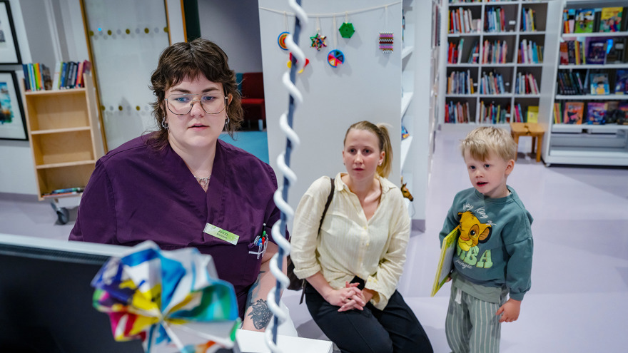 A mother and child with the hopsitals librarian.