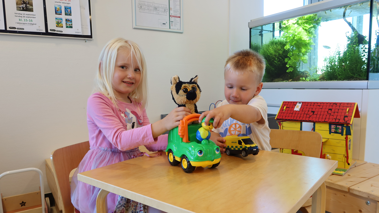 Två barn leker i ett väntrum