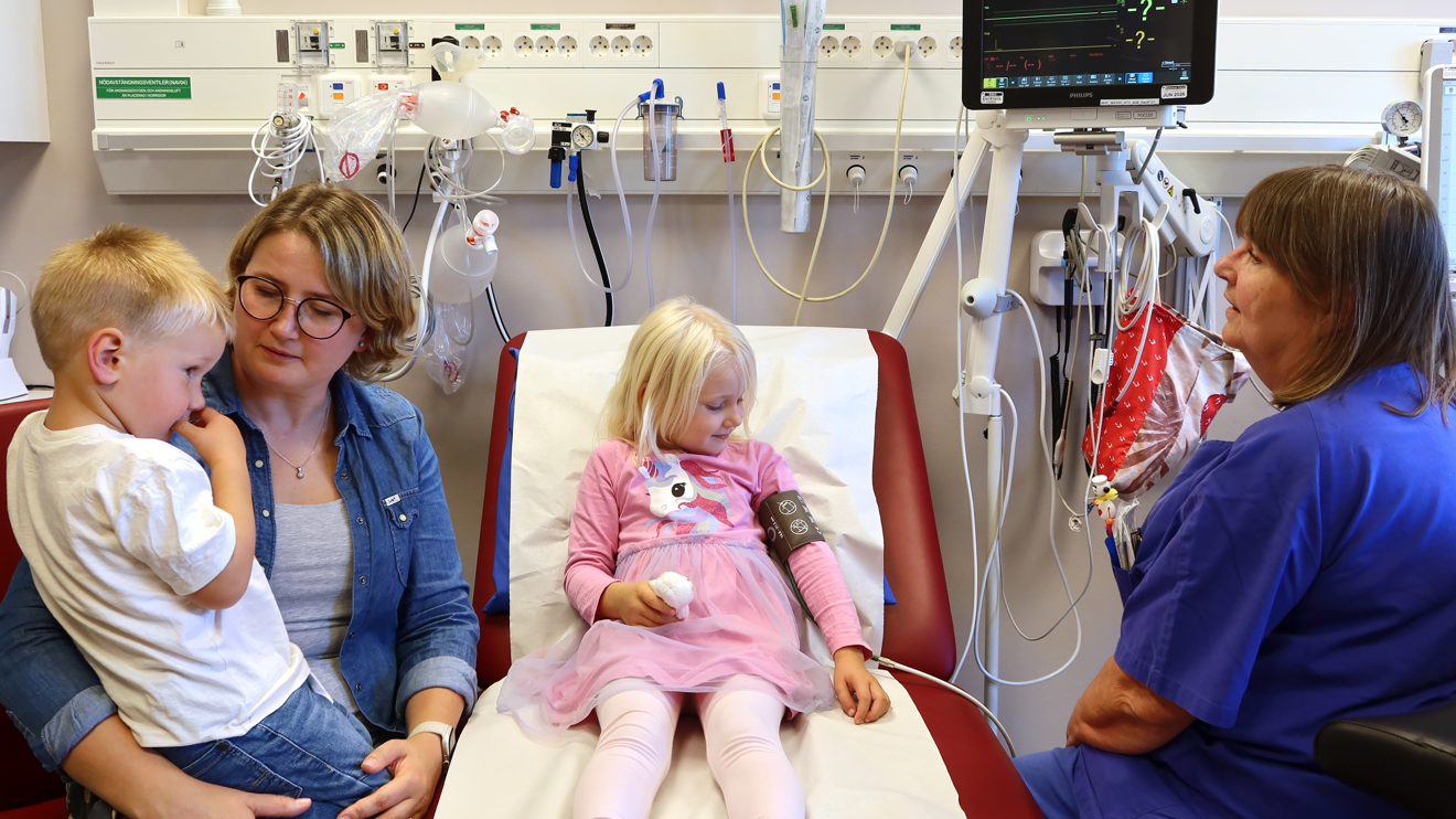 Ett barn ligger på en brits och tar bodtryck