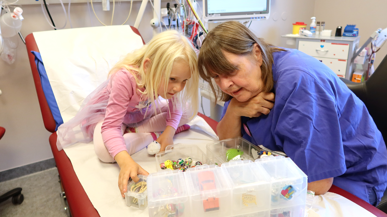 Ett barn väljer en liten present