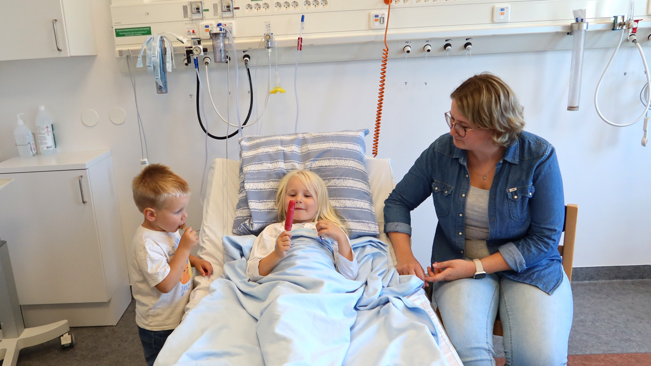 Två barn äter isglass