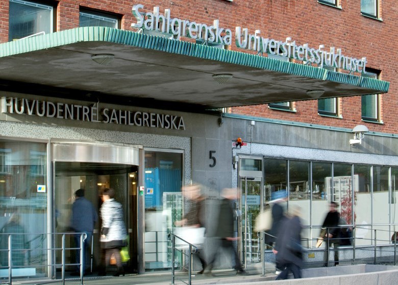 Entrén till Sahlgrenska Universitetssjukhuset och människor som går förbi