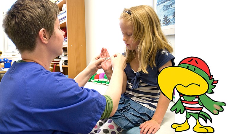 Ett barn får handen mätt med ett måttband