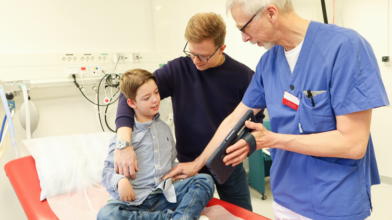 En pojke, en läkare och en pappa