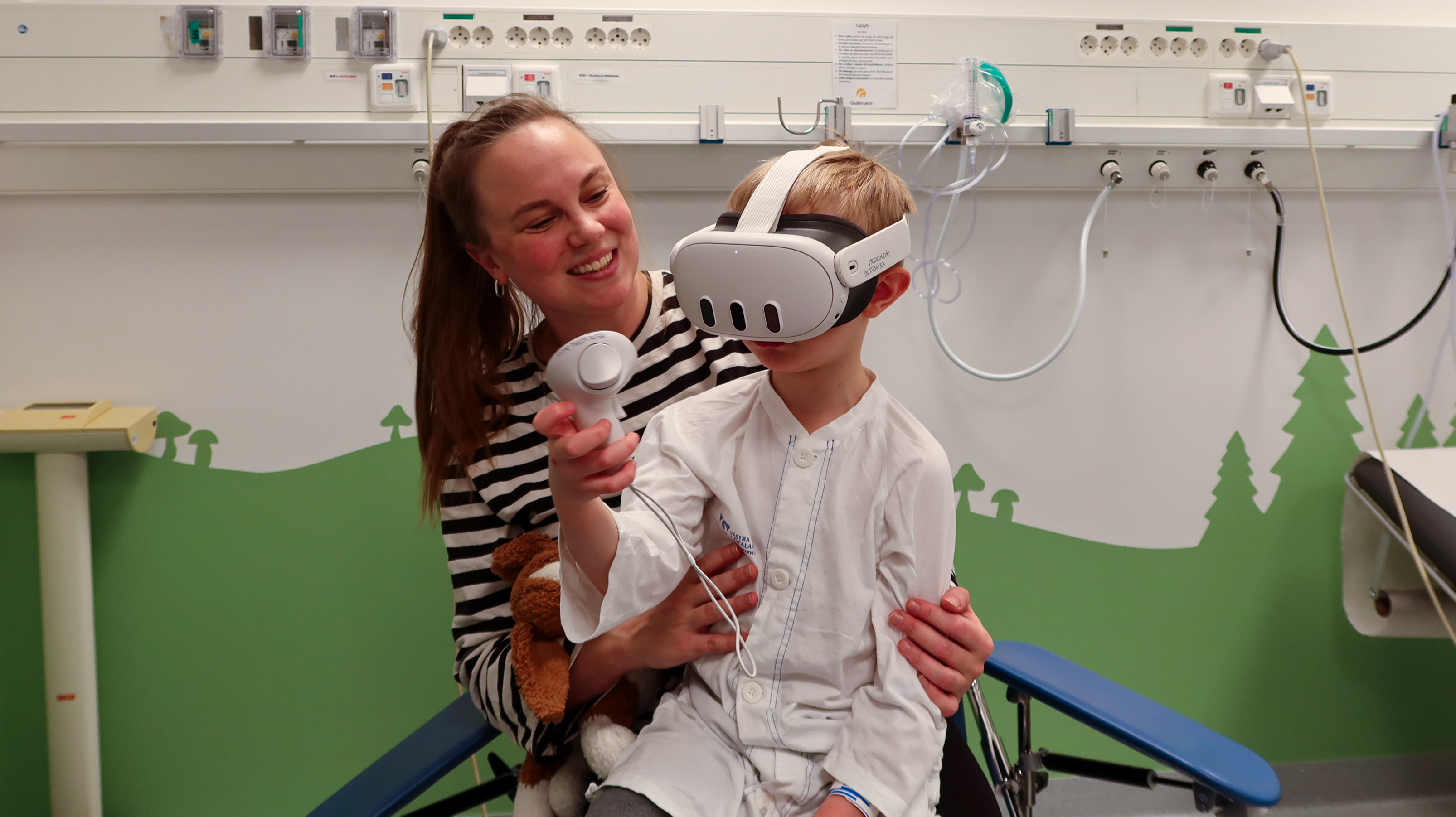 Ett barn med VR-glasögon