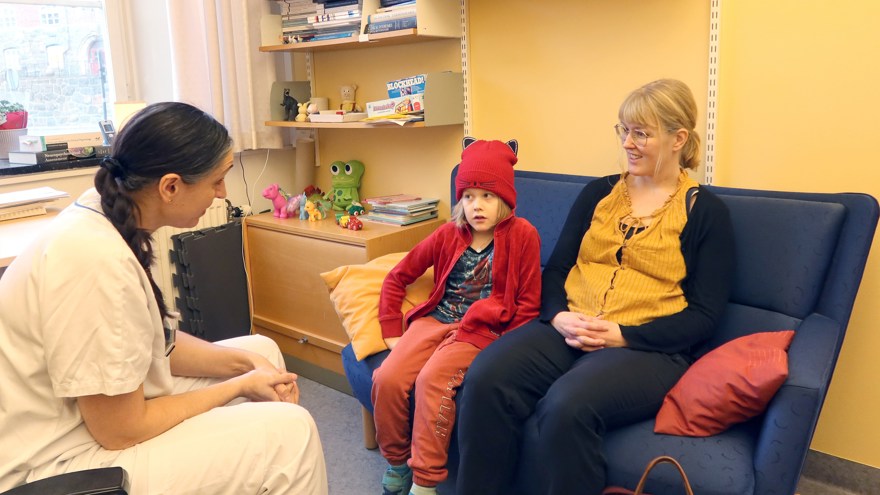 Wn psykolog och ett barn pratar