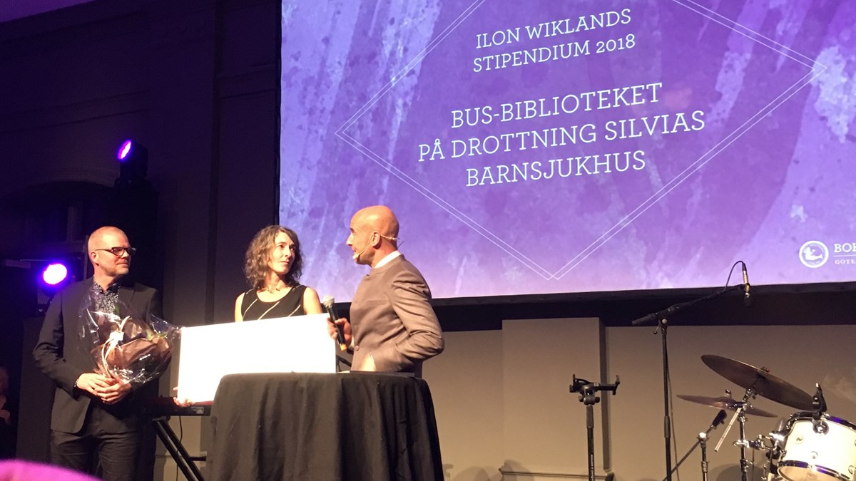 Gustaf Källvik och Karin Graube står på en scen på bokmässan tillsammans med Mark Levengood