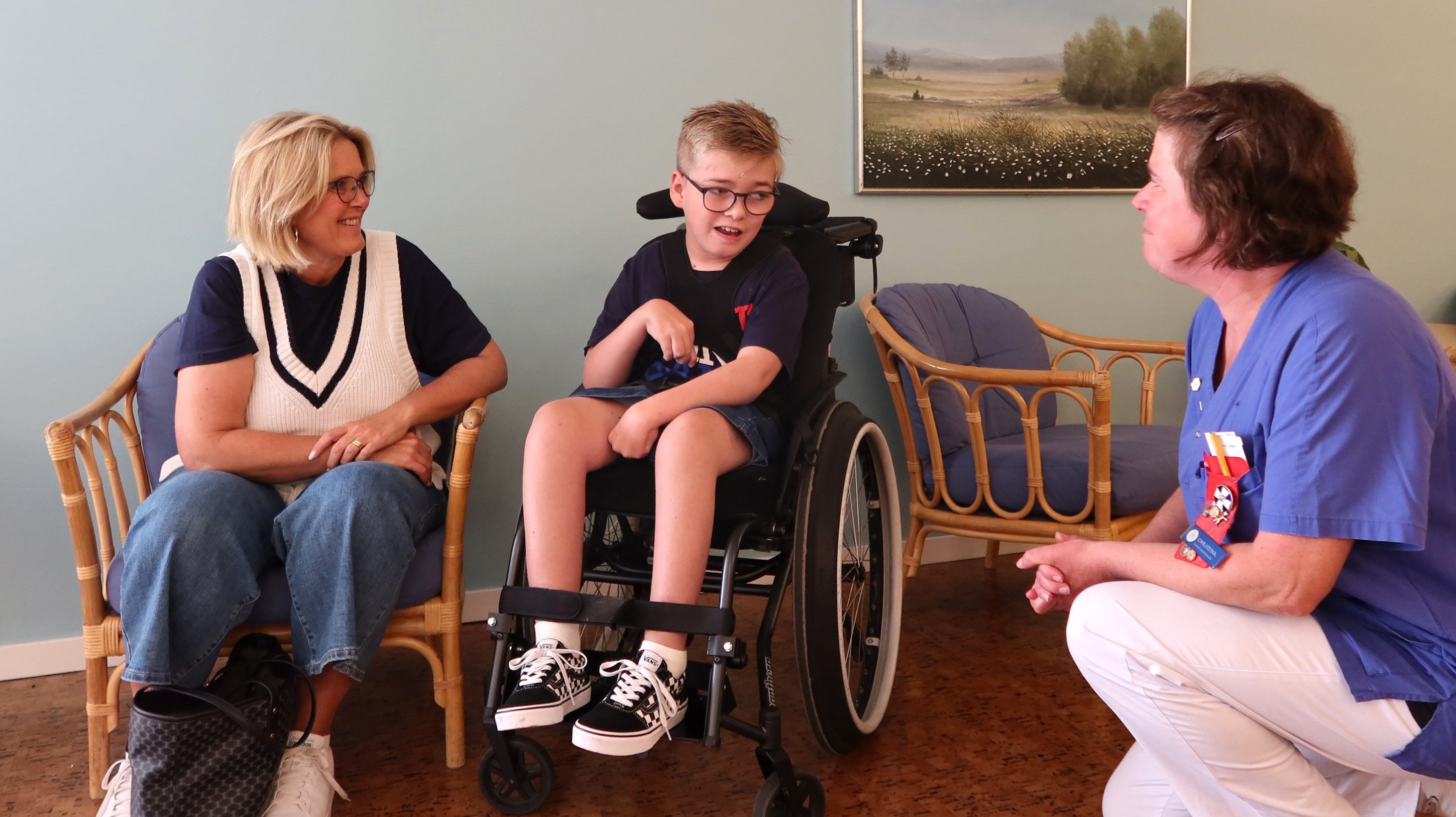 Ett barn och en mamma i ett väntrum