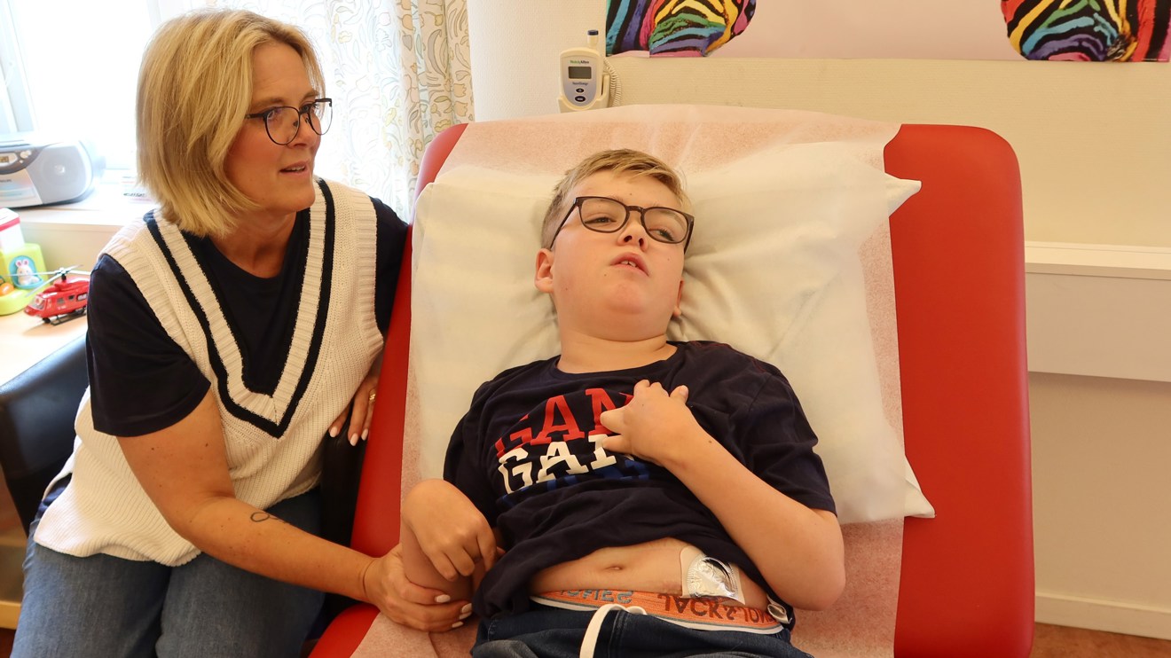 Ett barn med ett bedövningsplåster på magen