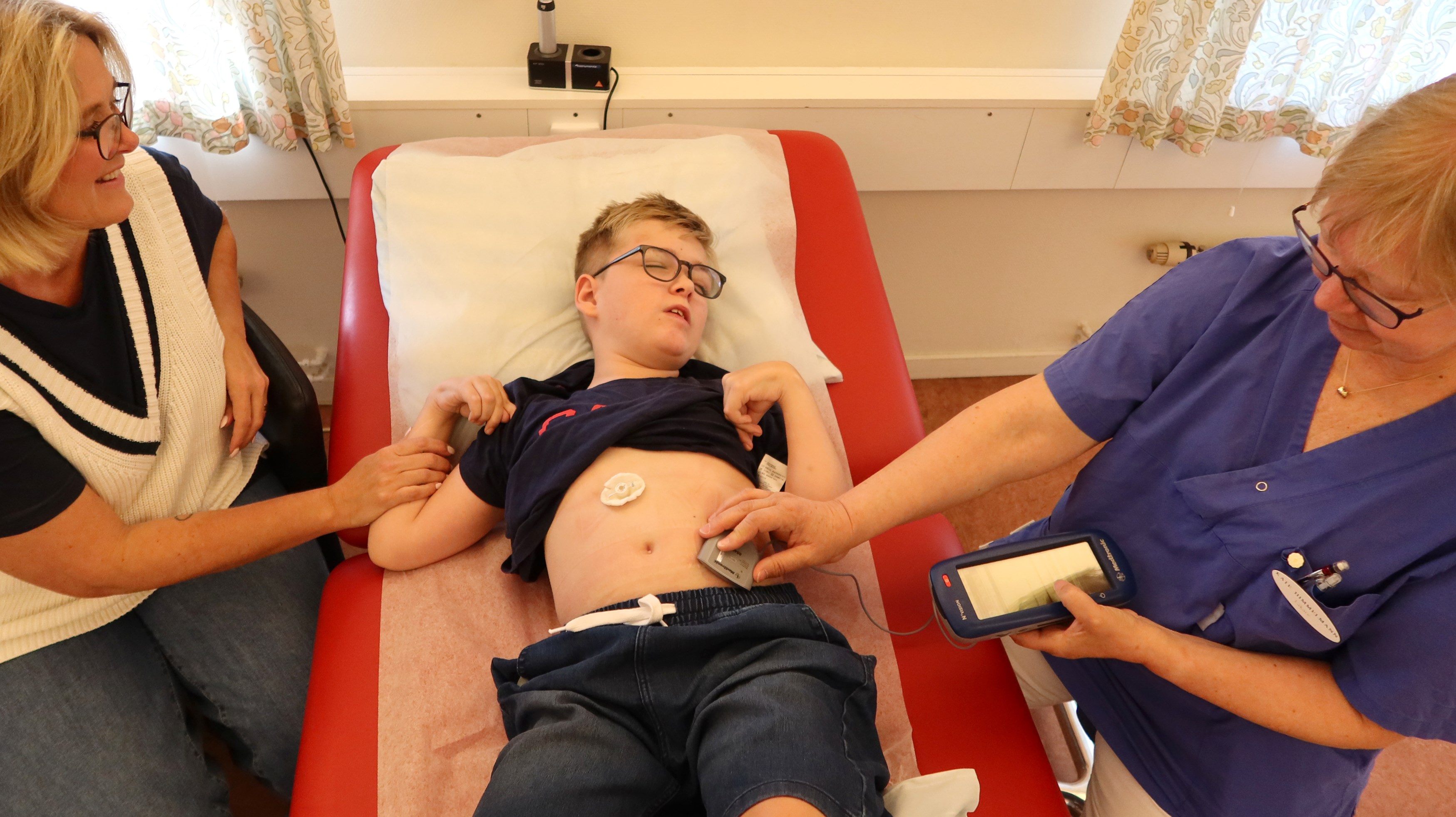 En pojke ligger på en brits