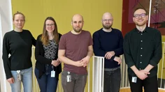 Bild av ingenjörer och 3D-tekniker på 3D-kompetenscentrum. Från vänster: Emilia Gryska, Charlotte Stor Swinkels, Johan Andersson, Clancy Karlsson, och Olof Henning.
