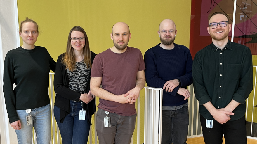 Bild av ingenjörer och 3D-tekniker på 3D-kompetenscentrum. Från vänster: Emilia Gryska, Charlotte Stor Swinkels, Johan Andersson, Clancy Karlsson, och Olof Henning.