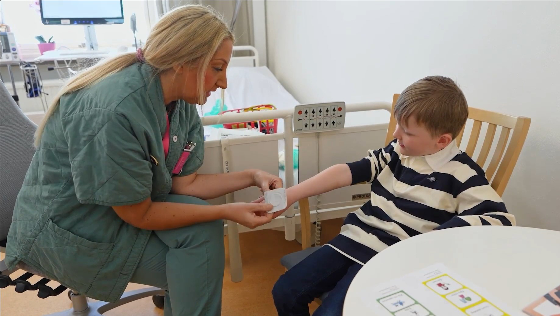 En pojke får ett EMLA-plåster på handen