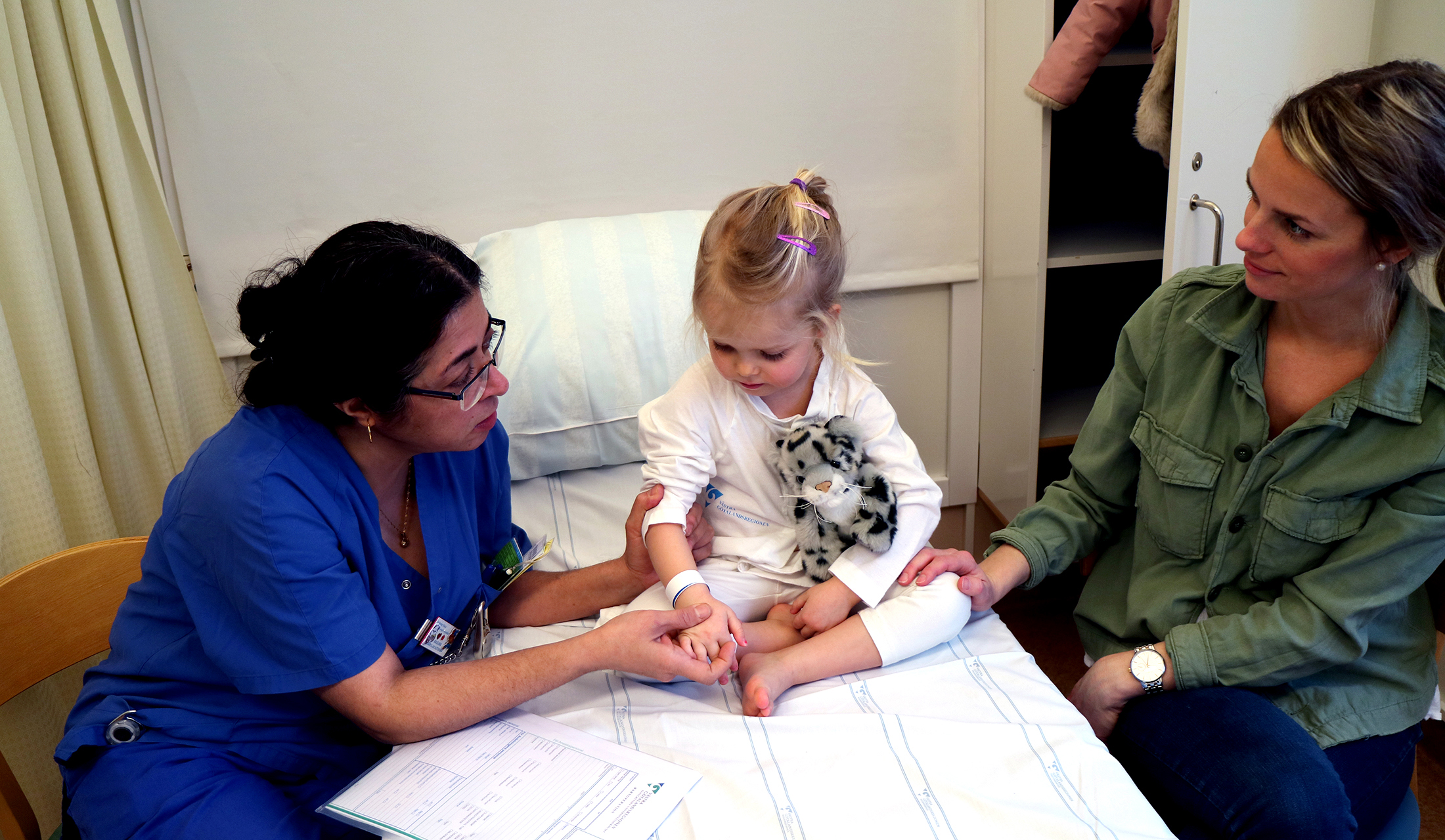 Ett barn i en sjukhussäng