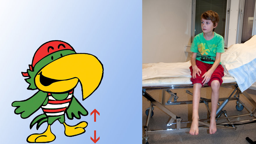 Ett barn sitter på en brits