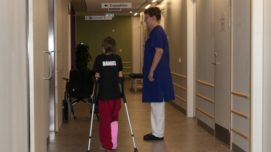 Ett barn med kryckor