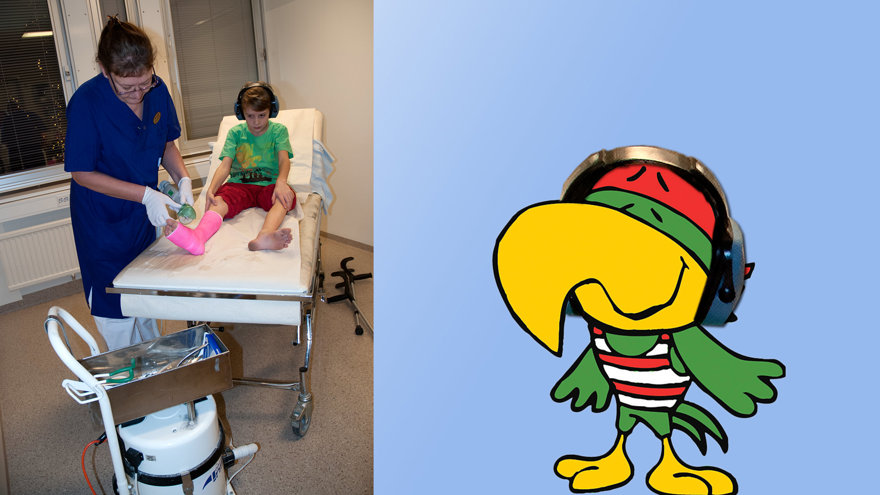 En sjuksköterska sågar gips