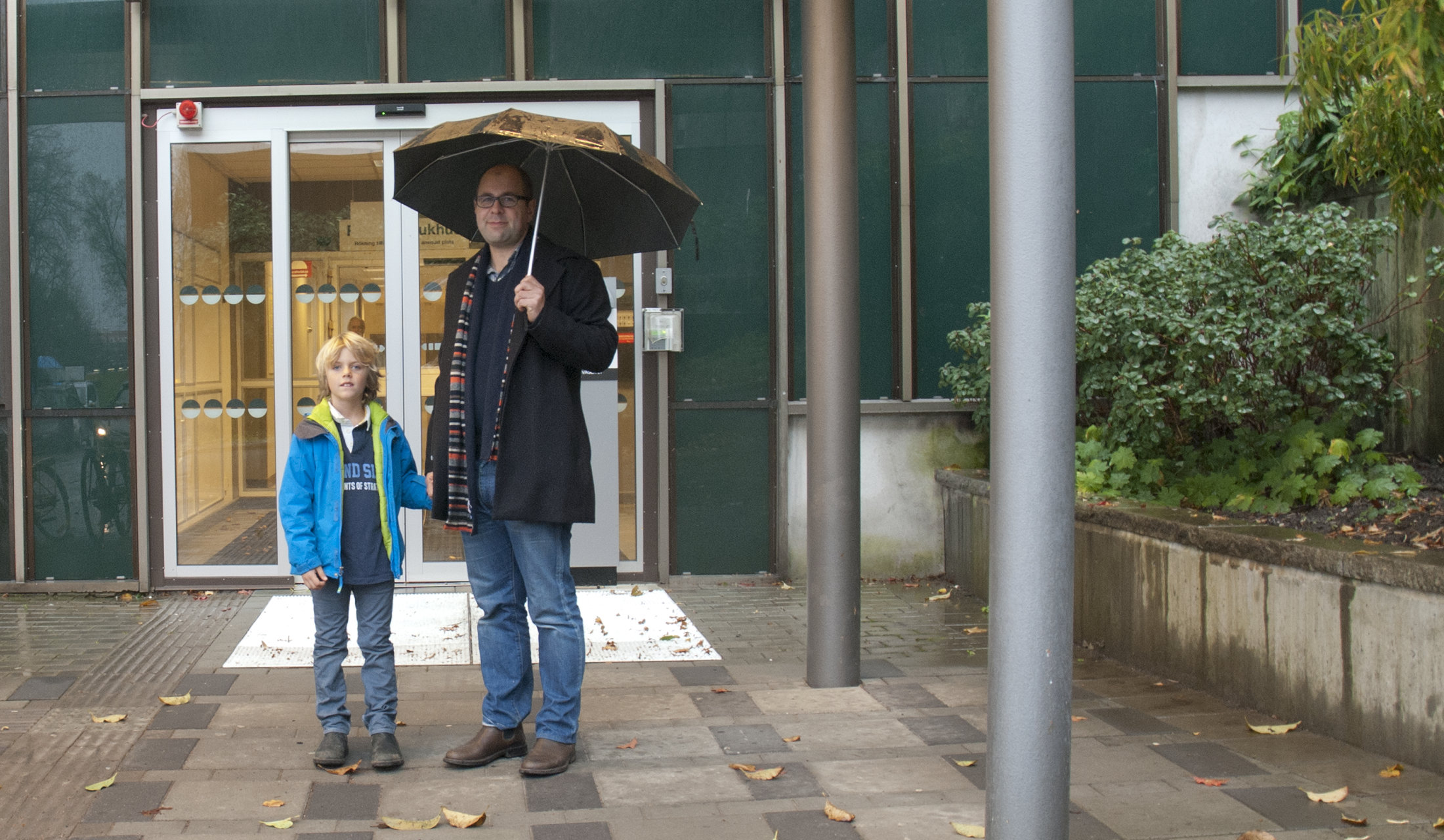 Utanför allergimottagningen. En man och ett  barn.