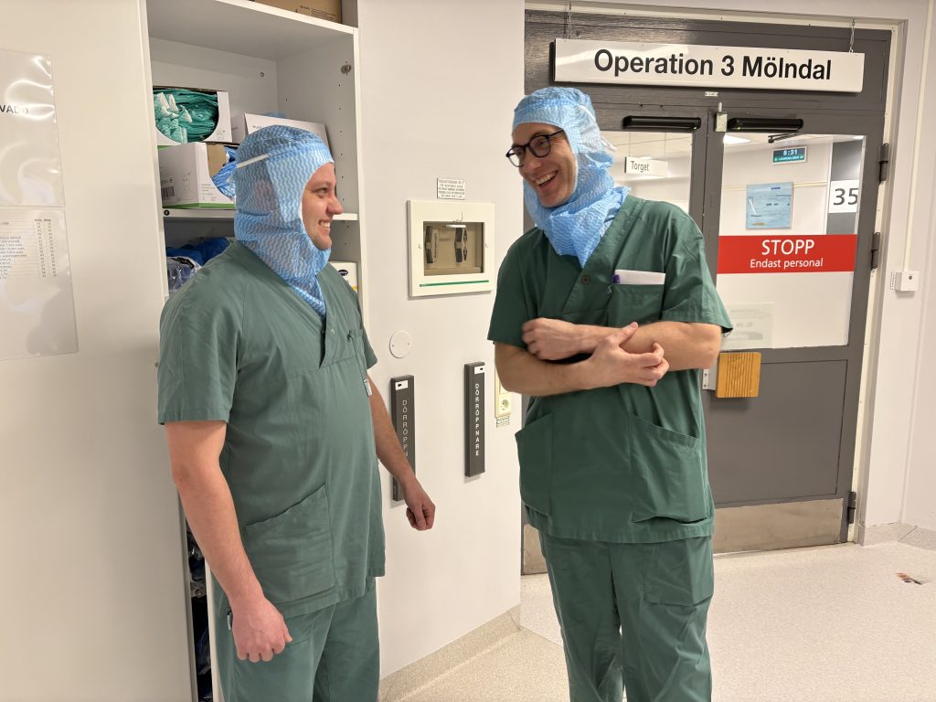 Två läkare i operationskläder