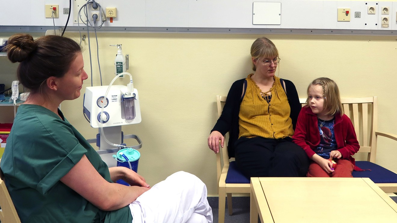 Ett barn och mamma pratar med en doktor