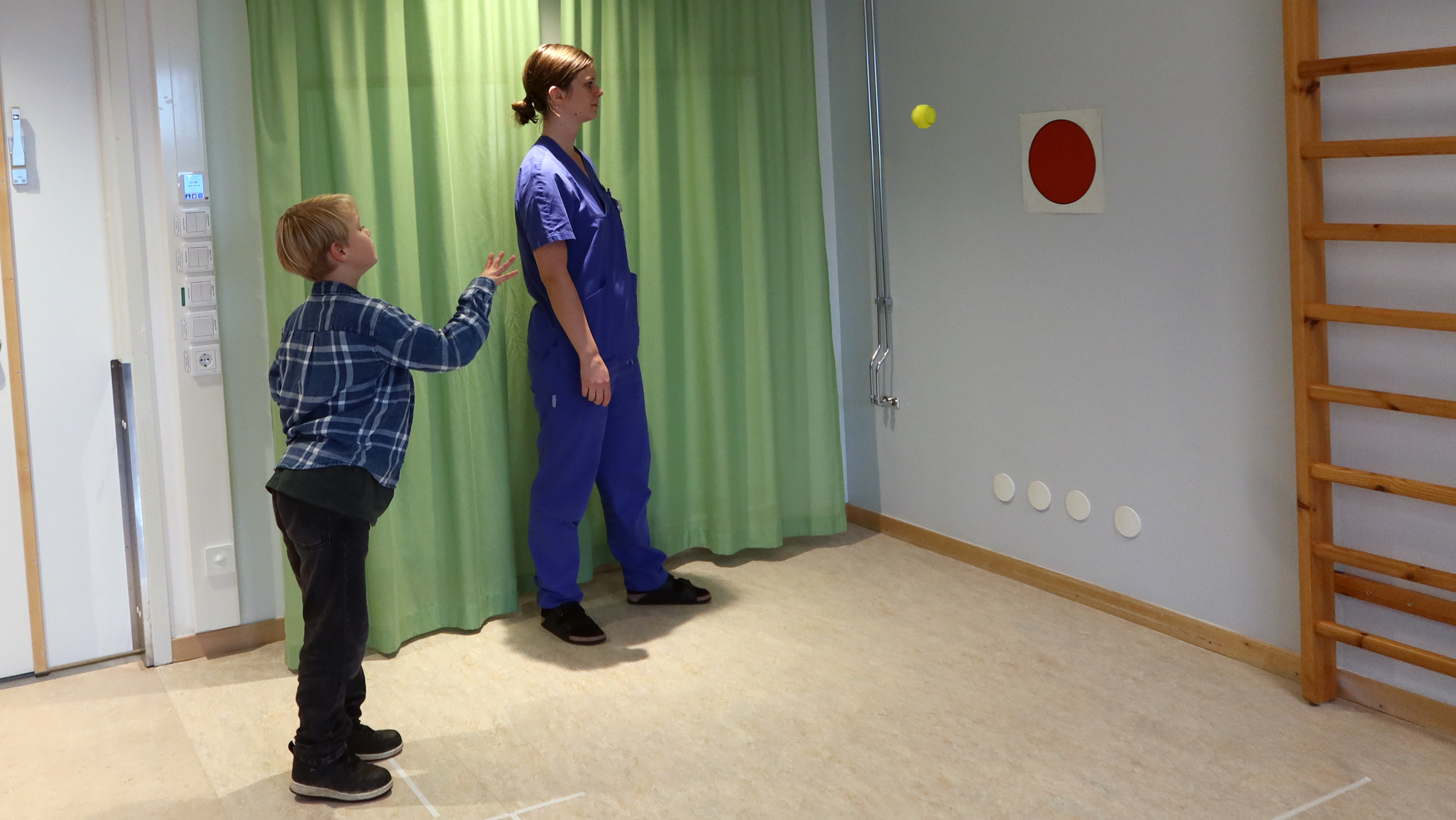 Ett barn kastar en boll