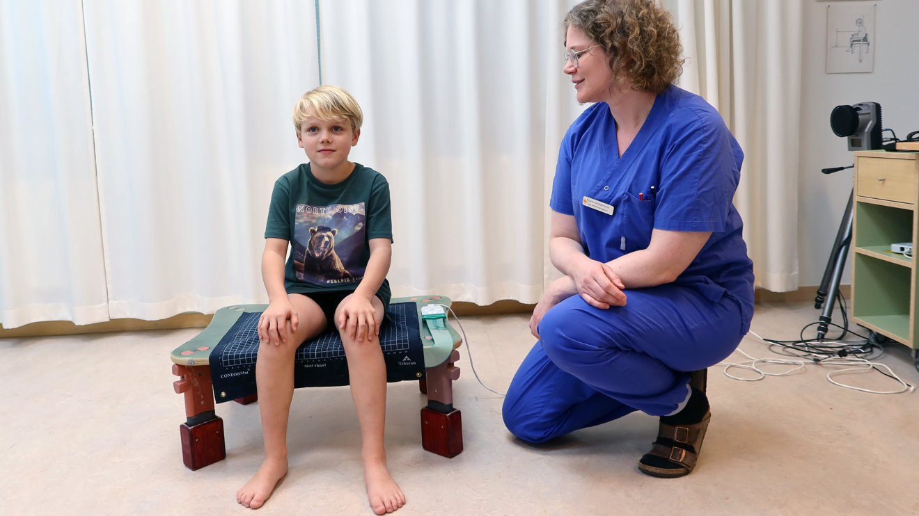 ett barn sitter på en pall