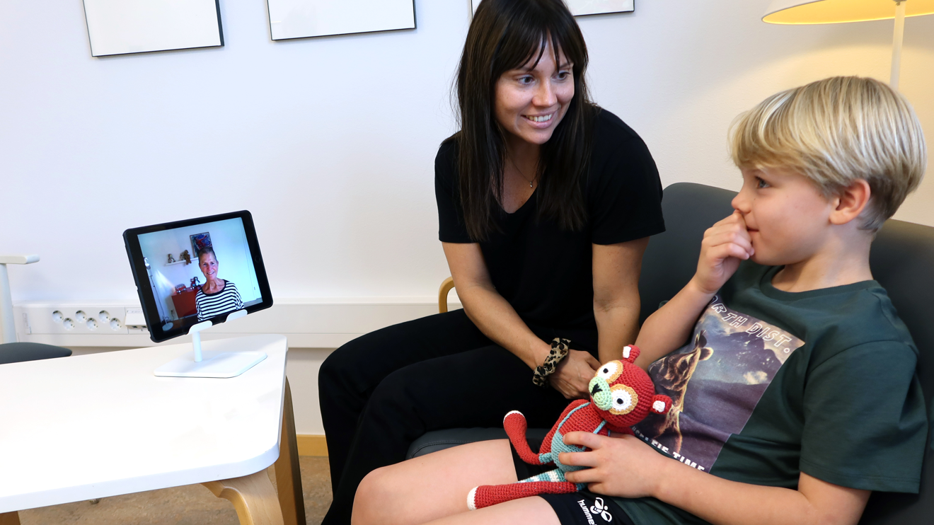 Ett barn pratar med en kurator i en läsplatta