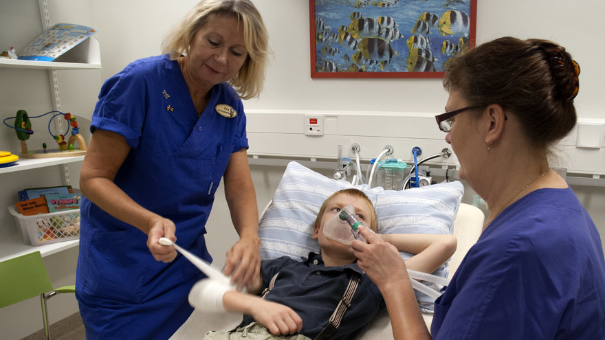 En sjuksköterska lägger bandage