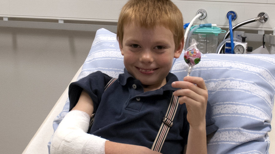 Ett barn med en godisklubba