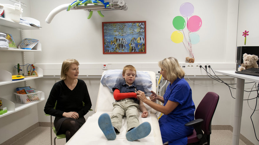 Ett undersökningsrum med barn och sjuksköterska